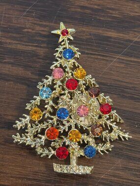 Vintage Weiss Gold Tone Christmas Tree Pin Brooch With Multi-Color Rhinestones